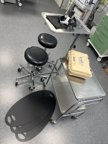 1386856-13 Operationstillbehör - Operationspannlampa Xenosys, sittpallar, rostfri hyllvagn med mera
