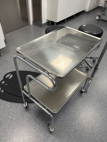 1386856-2 Operationstillbehör - Operationspannlampa Xenosys, sittpallar, rostfri hyllvagn med mera