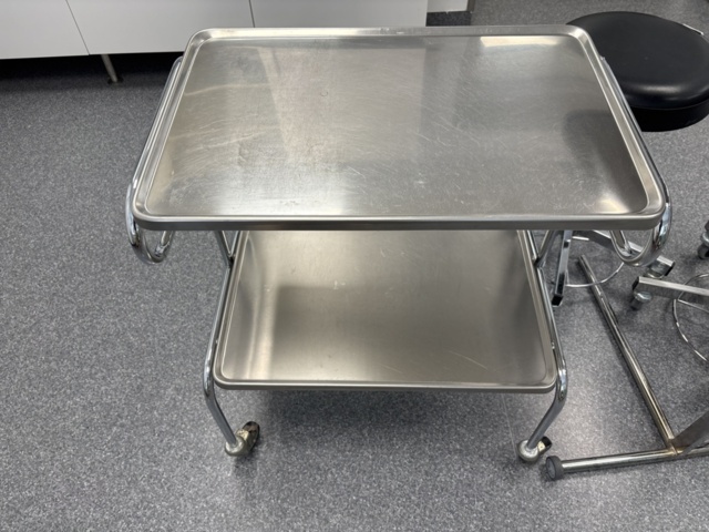 1386856-3 Operationstillbehör - Operationspannlampa Xenosys, sittpallar, rostfri hyllvagn med mera