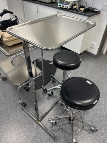 1386856-9 Operationstillbehör - Operationspannlampa Xenosys, sittpallar, rostfri hyllvagn med mera