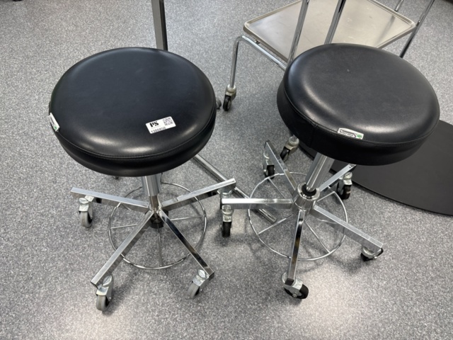 1386856-10 Operationstillbehör - Operationspannlampa Xenosys, sittpallar, rostfri hyllvagn med mera