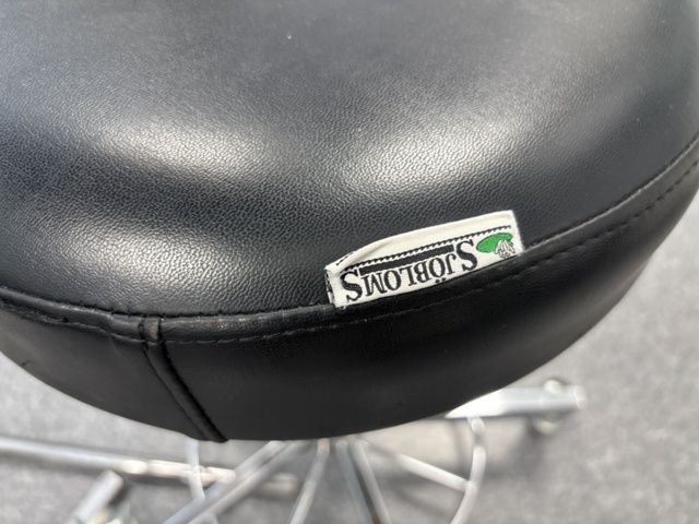 1386856-11 Operationstillbehör - Operationspannlampa Xenosys, sittpallar, rostfri hyllvagn med mera