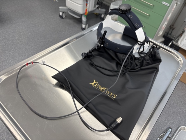 1386856-4 Operationstillbehör - Operationspannlampa Xenosys, sittpallar, rostfri hyllvagn med mera