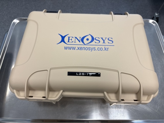 1386856-7 Operationstillbehör - Operationspannlampa Xenosys, sittpallar, rostfri hyllvagn med mera