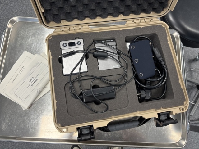 1386856-6 Operationstillbehör - Operationspannlampa Xenosys, sittpallar, rostfri hyllvagn med mera