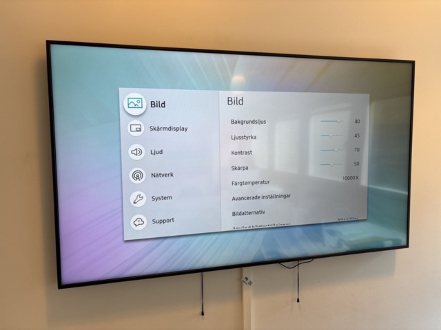 1386918-8 TV 65" på väggfäste - Samsung QBR Series