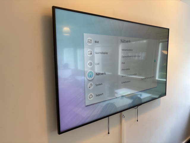 1386918-2 TV 65" på väggfäste - Samsung QBR Series