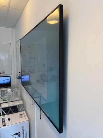 1386918-3 TV 65" på väggfäste - Samsung QBR Series