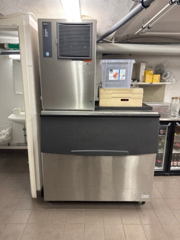 1366865-1 Ice maker with ice storage bin