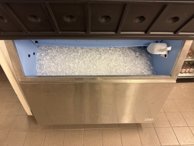 1366865-2 Ice maker with ice storage bin