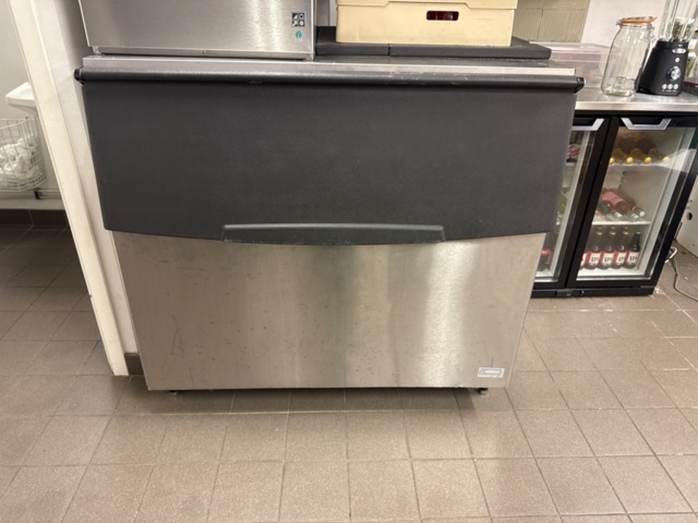 1366865-3 Ice maker with ice storage bin