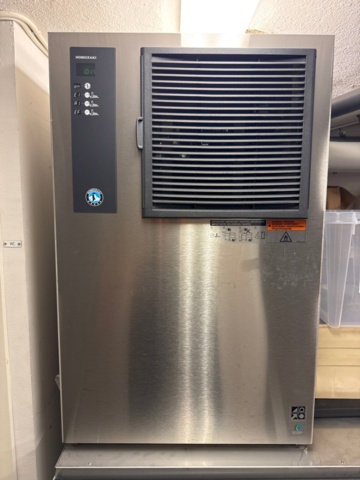 1366865-5 Ice maker with ice storage bin