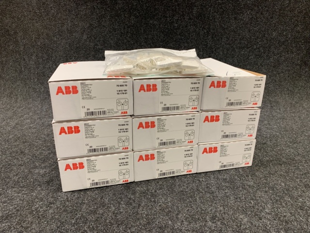 1392425-1 Ca 185 st Centrumplattor ABB antenn a-vit, 7060570