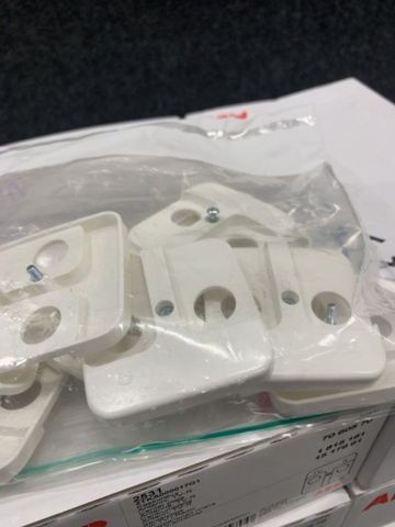 1392425-3 Ca 185 st Centrumplattor ABB antenn a-vit, 7060570