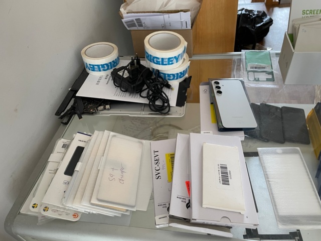 1364904-2 Glass display case with spare parts for mobile phones