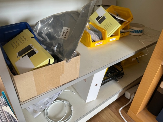 1364904-7 Glass display case with spare parts for mobile phones