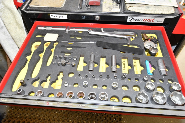 1391927-2 Tool trolley with tools