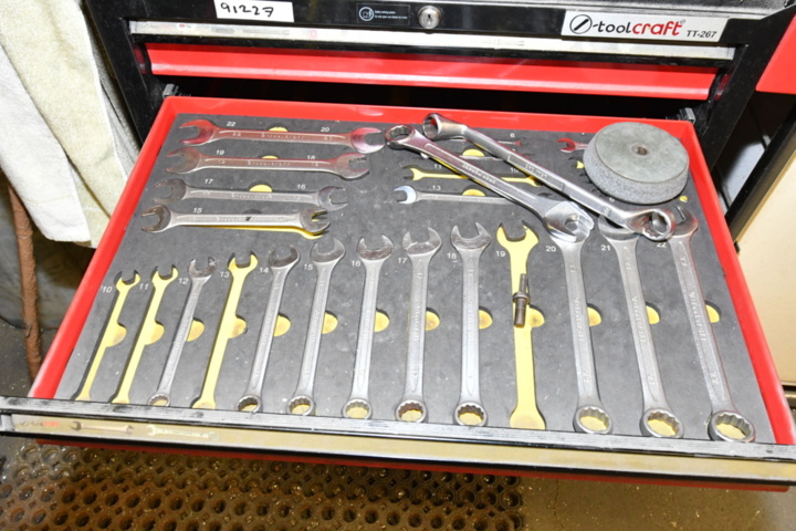 1391927-3 Tool trolley with tools