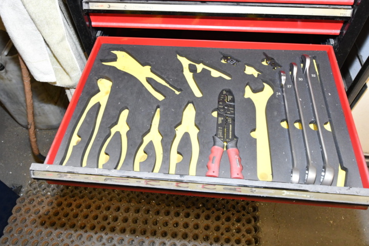 1391927-4 Tool trolley with tools