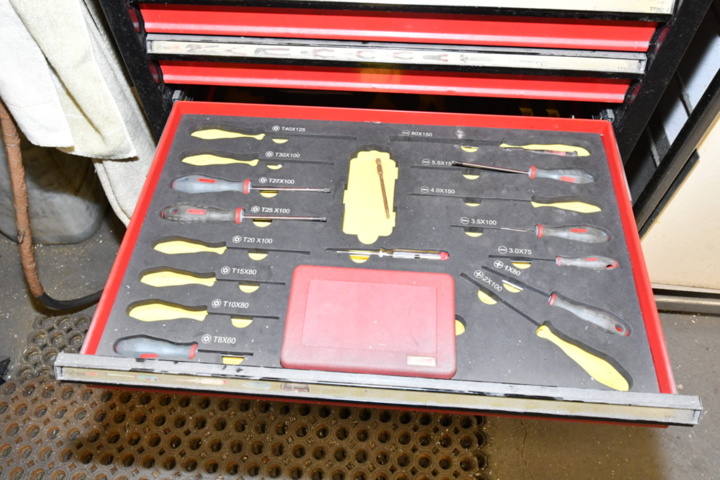 1391927-5 Tool trolley with tools