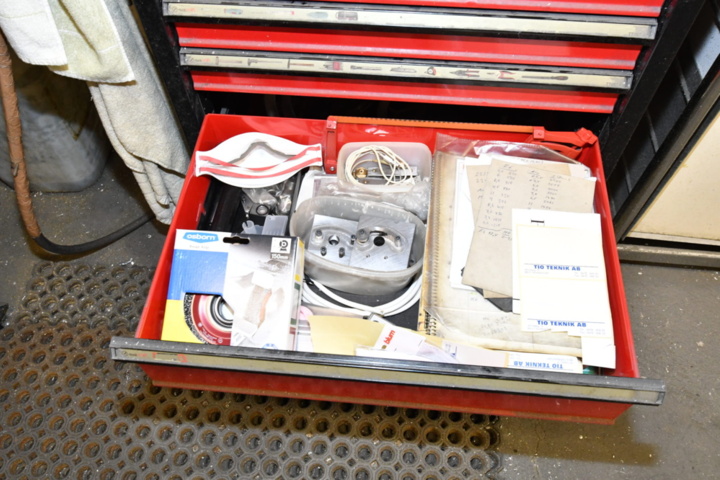 1391927-7 Tool trolley with tools