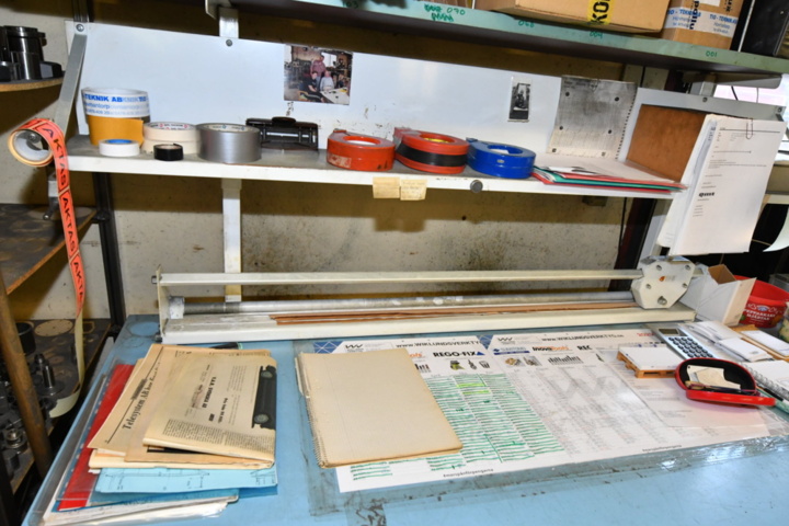 1393343-3 Packing bench and more