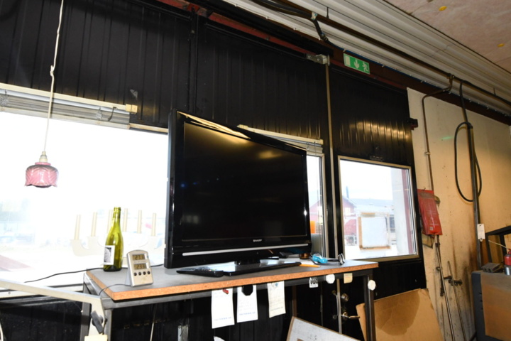 1393343-4 Packing bench and more