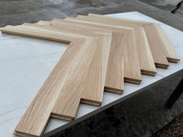 1394368-5 Solid herringbone parquet in Oak, 220 sq m.