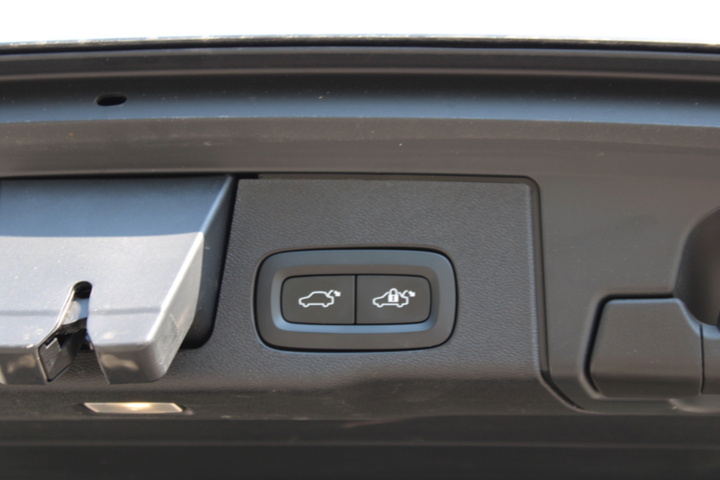 1391989-11 Volvo XC60 B4 AWD Geartronic, 197hp, 2022