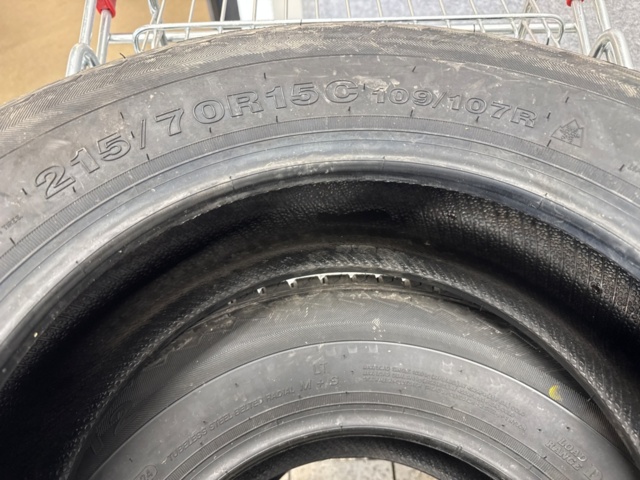 1388645-2 MS däck nya 215/70R 15c, sommardäck 2st nya 235/45 ZR18