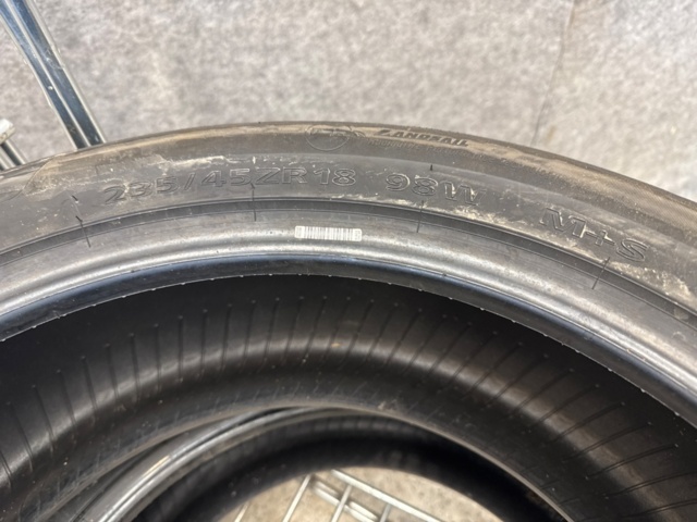 1388645-5 MS däck nya 215/70R 15c, sommardäck 2st nya 235/45 ZR18