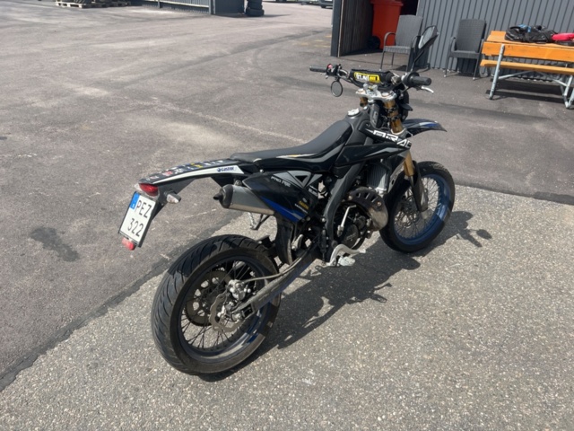 1351299-5 Moped Rieju MRT 50 SM 0.05 Manuell, 3hk -2017 (Reparationsobjekt)