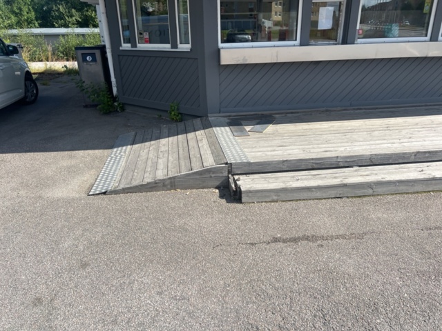 1395336-2 Altandäck i trätrall för demontering