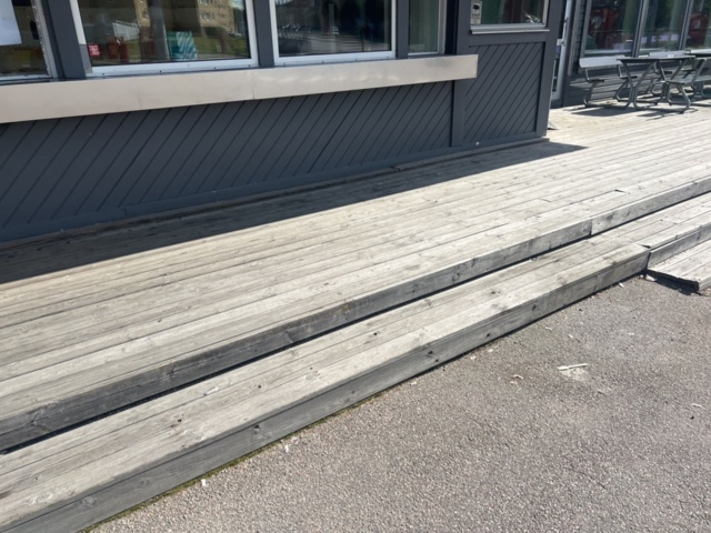 1395336-4 Altandäck i trätrall för demontering