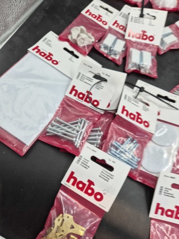 1394432-5 Möbeltillbehör och plastbeslag  – Habo, blandade modeller