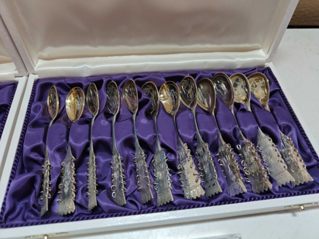 1130241-3 Stort parti silverskedar 48 delar