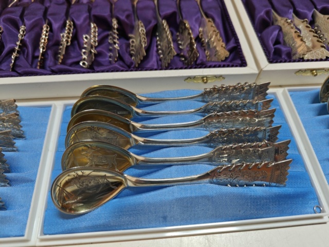 1130241-5 Stort parti silverskedar 48 delar