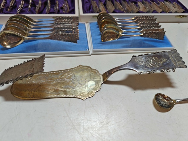 1130241-8 Stort parti silverskedar 48 delar