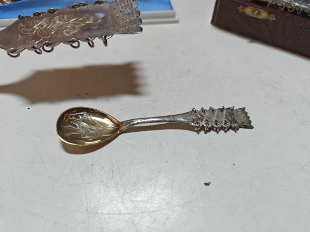 1130241-9 Stort parti silverskedar 48 delar