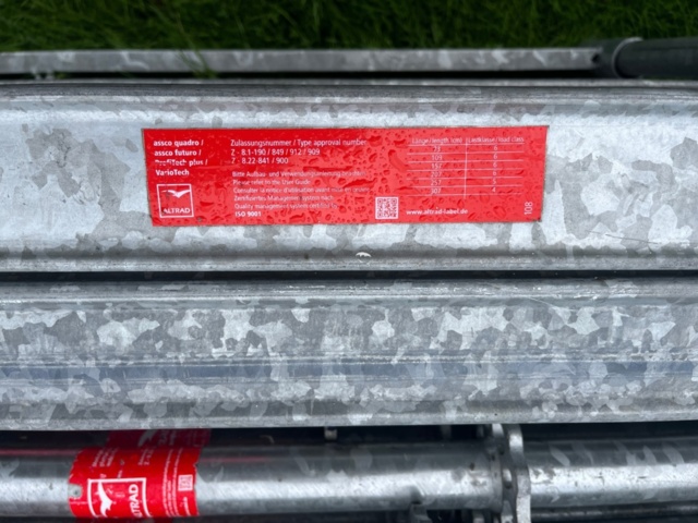 1351305-5 Samling med byggställningsdelar - Altrad, Layher, Combisafe