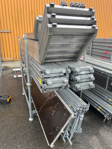 1351305-12 Samling med byggställningsdelar - Altrad, Layher, Combisafe