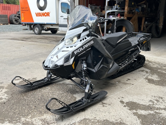 1377897-3 Snöskoter Polaris Nordic Pro S4 146 7S -2024 (979km)