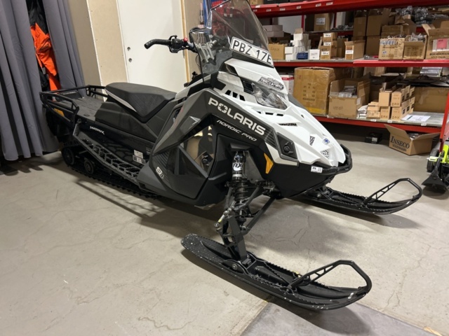 1377903-1 Snöskoter Polaris Nordic Pro S4 146 7S -2024 (733km)