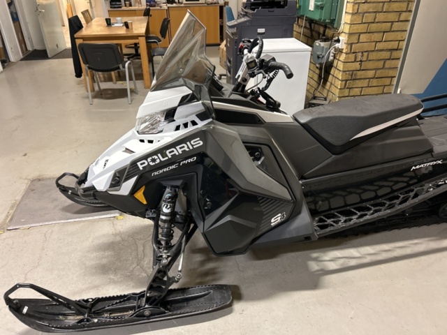 1377903-4 Snöskoter Polaris Nordic Pro S4 146 7S -2024 (733km)