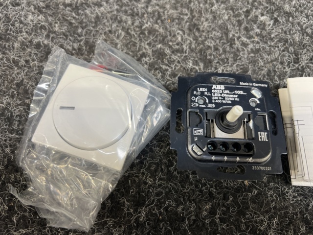 1400245-6 15 st LED-dimmer ABB SAGA 2-400VA