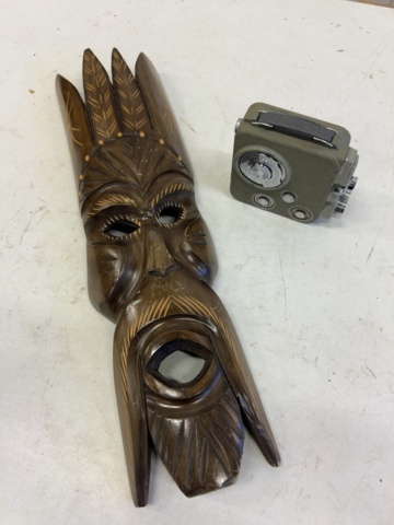 1377965-1 Trämask/väggmask och äldre kamera