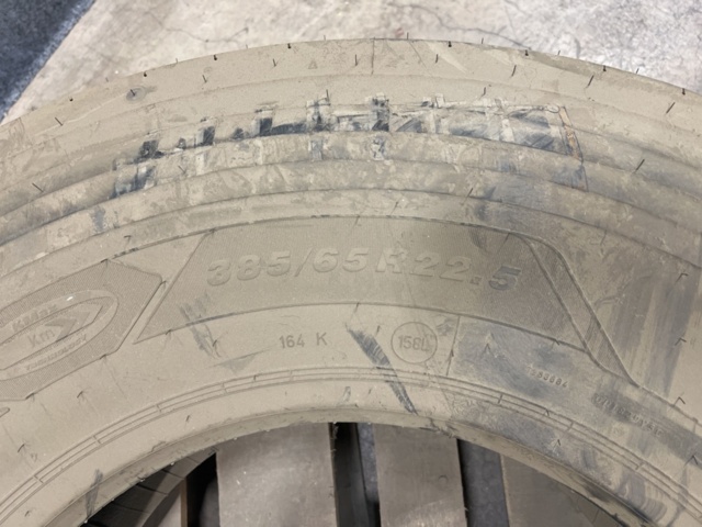 1402205-4 Lastbilsdäck Goodyear KMAX T 385/65 R22,5
