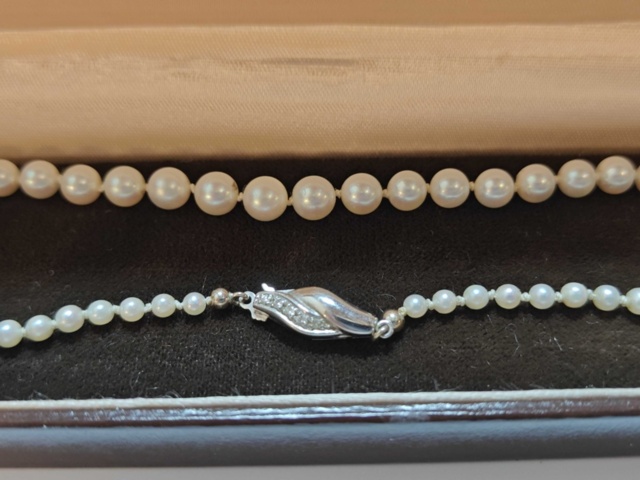 1130275-3 Pärlcollier tillv. JKa, med lås i 18K vitguld