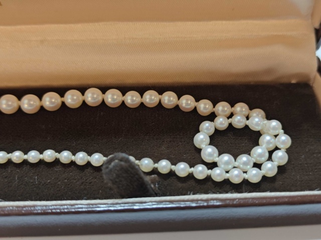 1130275-4 Pärlcollier tillv. JKa, med lås i 18K vitguld