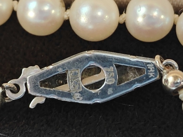 1130275-6 Pärlcollier tillv. JKa, med lås i 18K vitguld